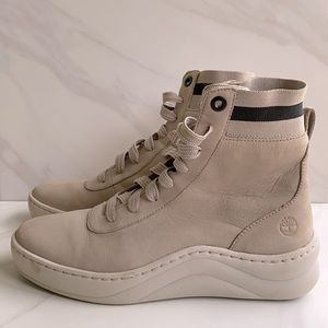 Timberland Women’s leather bootie Size 9/cream